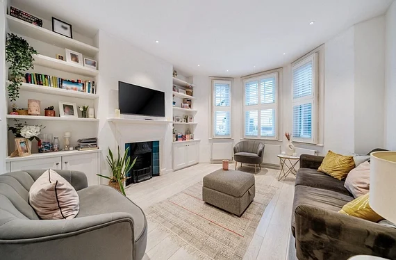 Flat Marius Road in Greater London