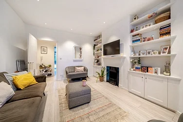 Flat Marius Road in Greater London