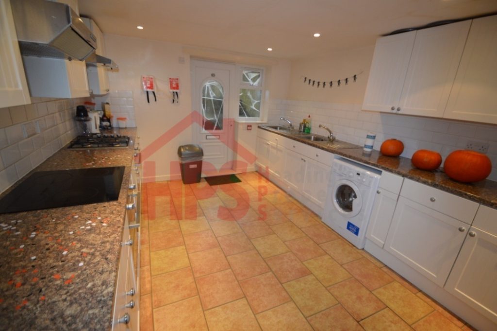 Flat Estcourt Terrace in Leeds
