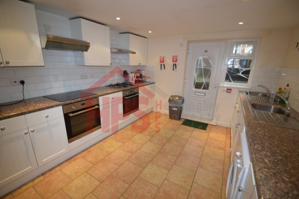 Flat Estcourt Terrace in Leeds
