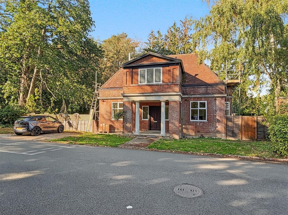 House Circle Road in Walton-on-Thames