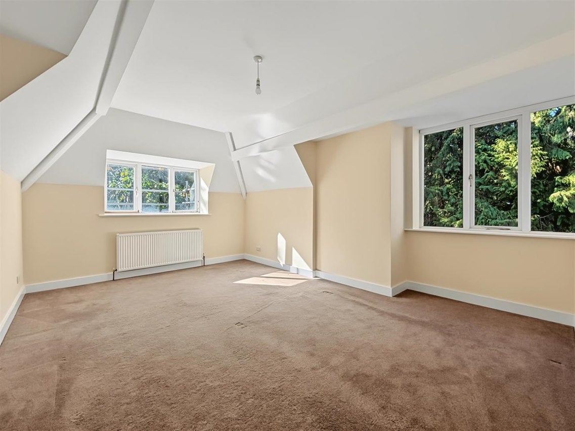 House Circle Road in Walton-on-Thames