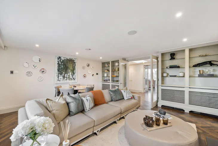 Flat Eaton Square in City of Westminster