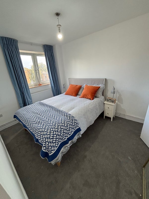 Room Deeley Road in Greater London