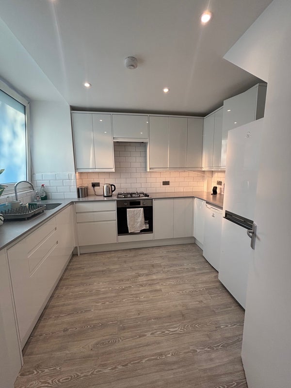 Room Deeley Road in Greater London