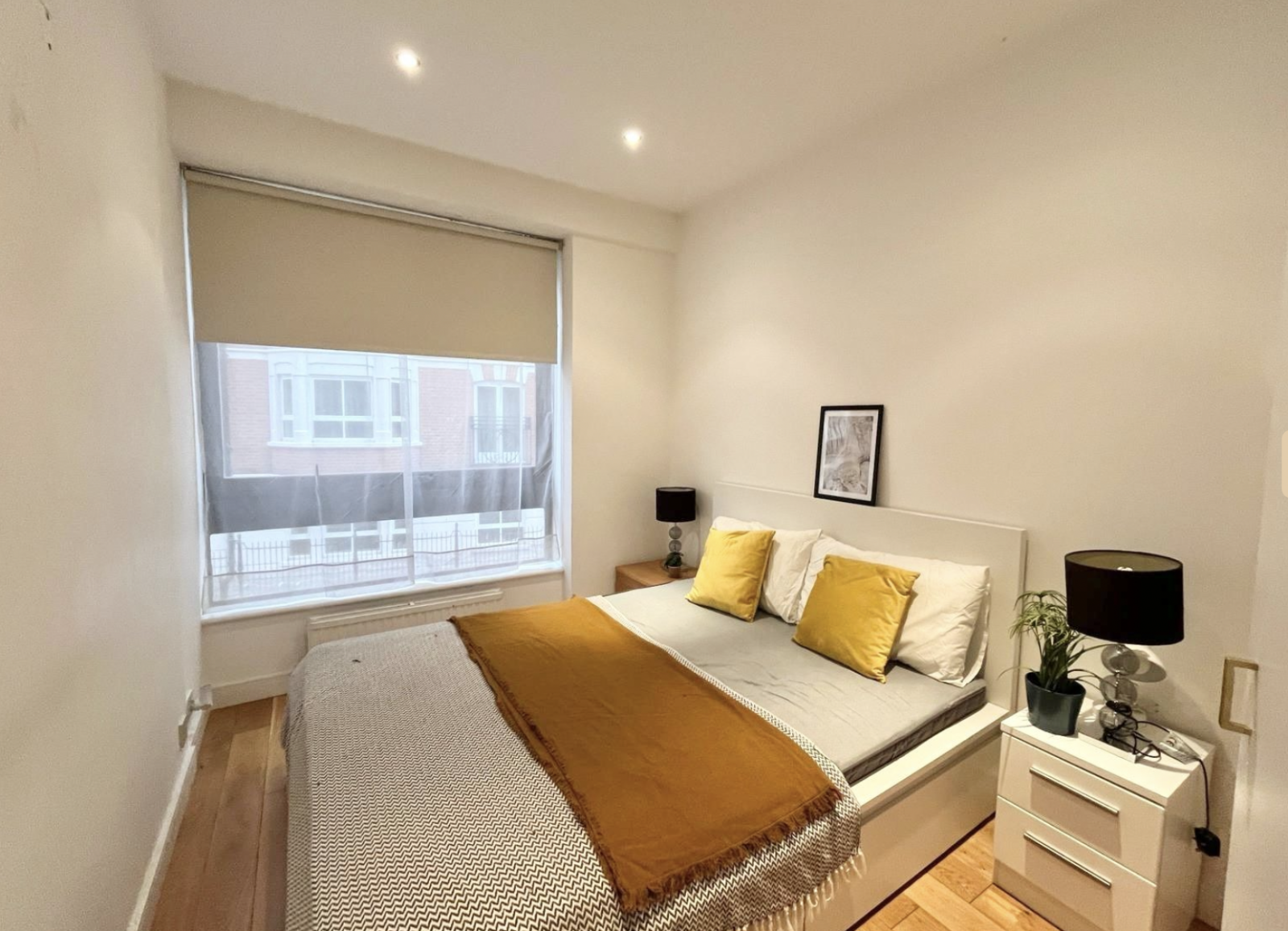 Flat Sutton Court Road in Greater London