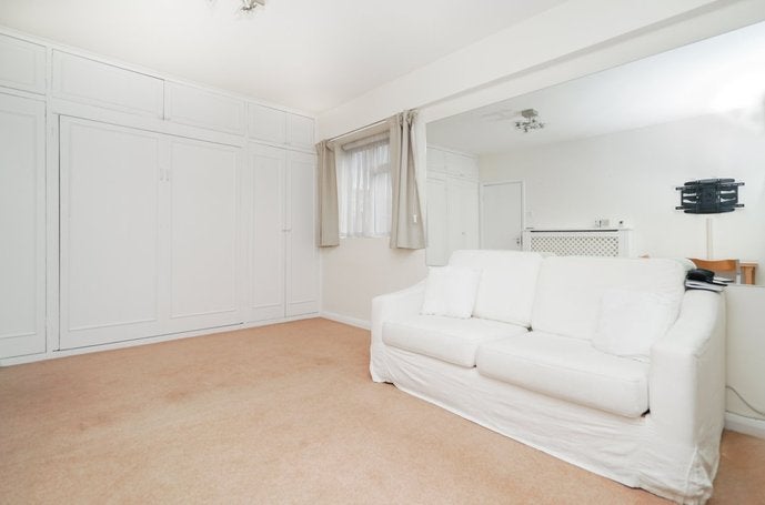 Flat Courtfield Gardens in Greater London