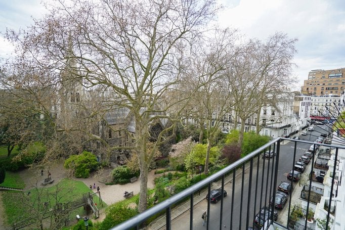 Flat Courtfield Gardens in Greater London