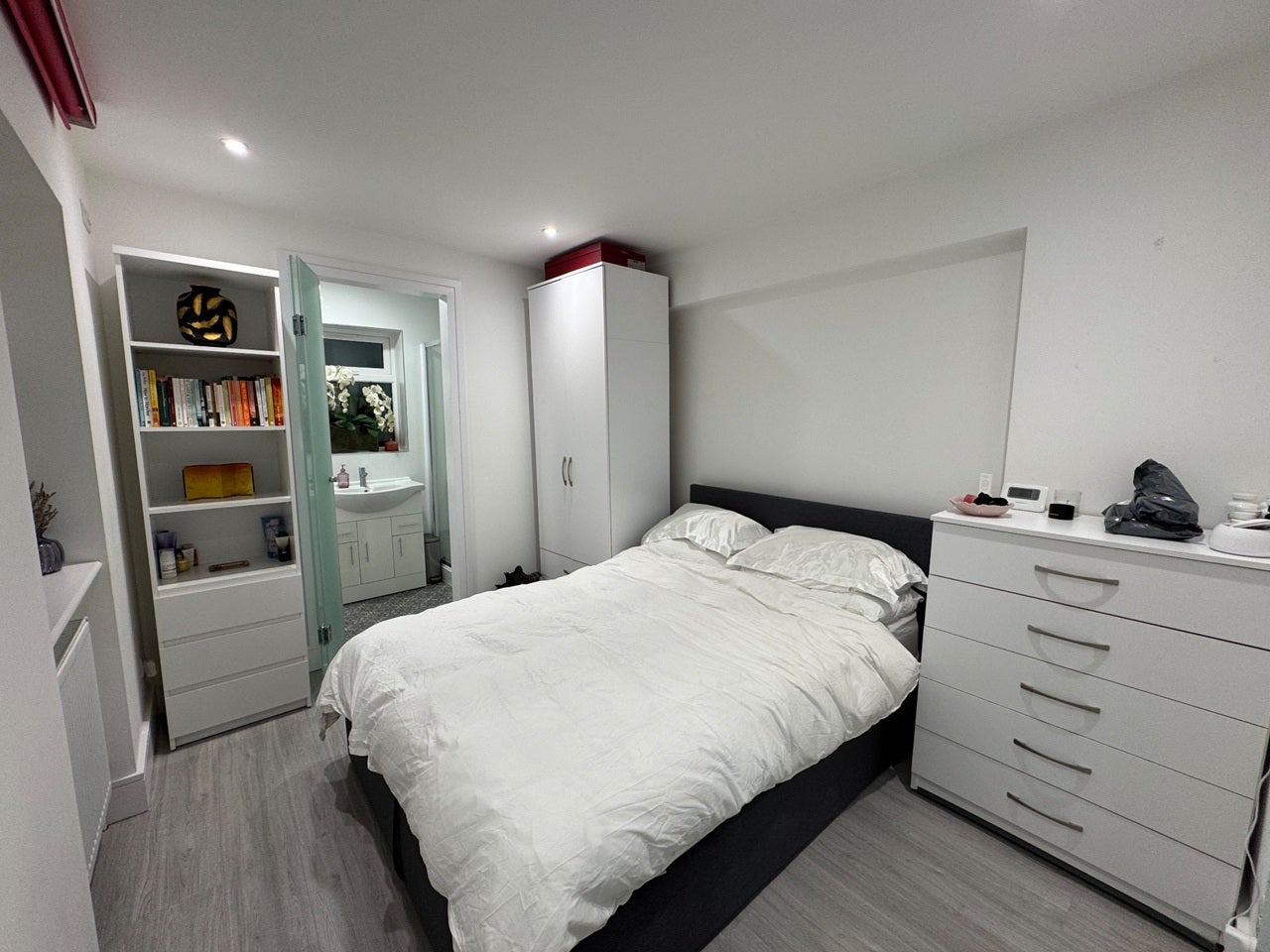 Flat Warwick Road in Greater London