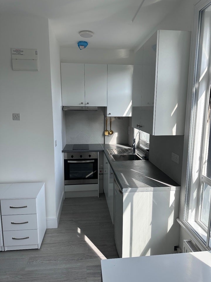 Flat Warwick Road in Greater London