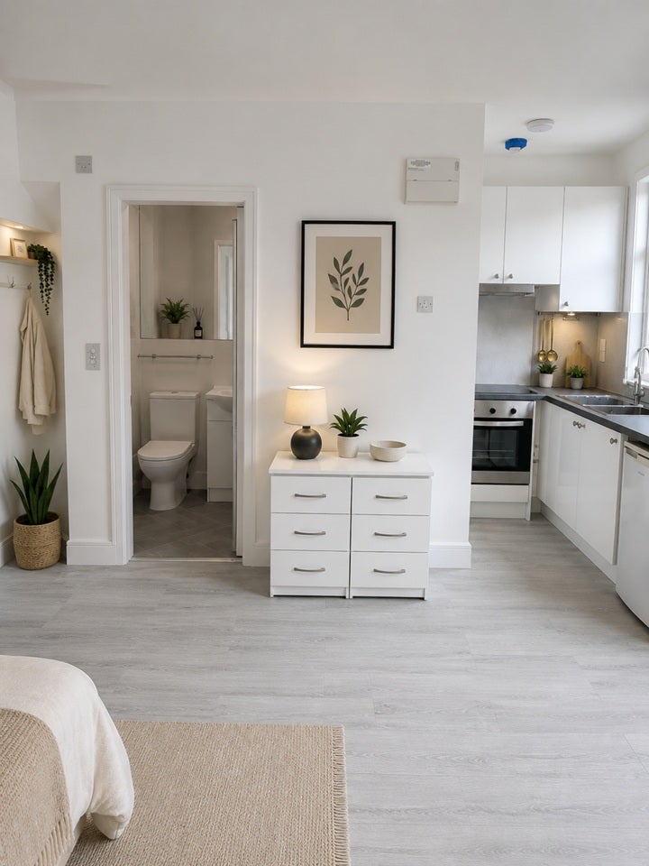 Flat Warwick Road in Greater London