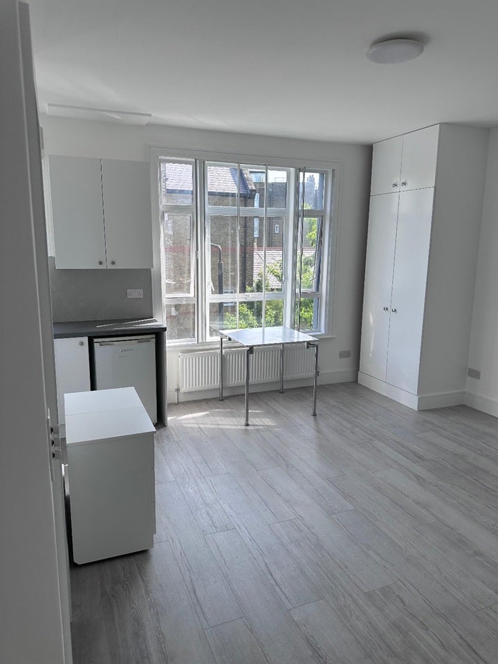 Flat Warwick Road in Greater London