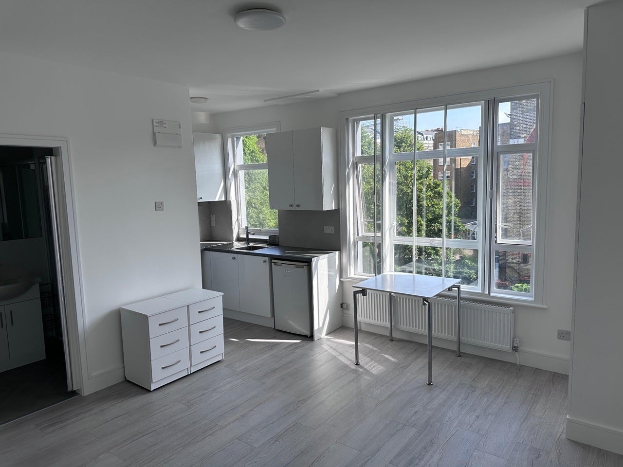 Flat Warwick Road in Greater London