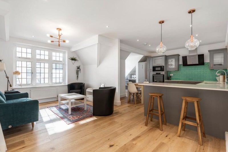 Room Long Lane in Greater London