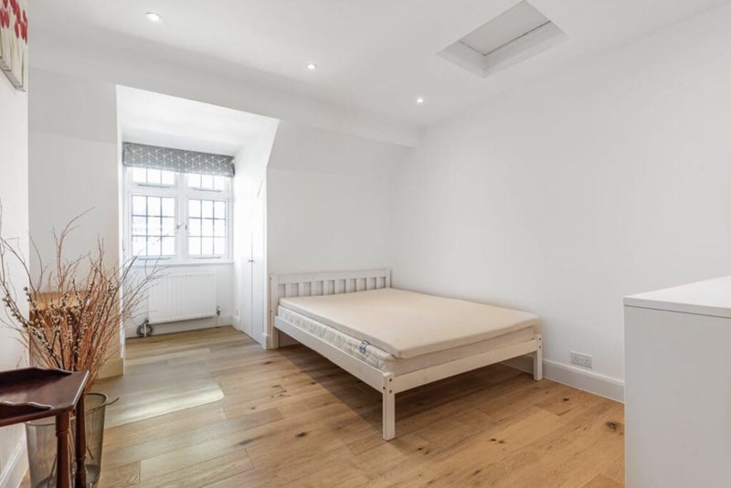 Room Long Lane in Greater London