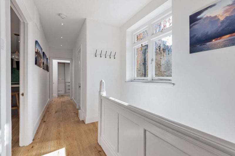 Room Long Lane in Greater London