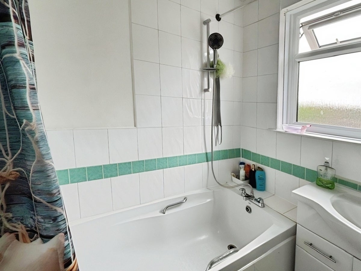 Room Commonwealth Close in Borough of Swale