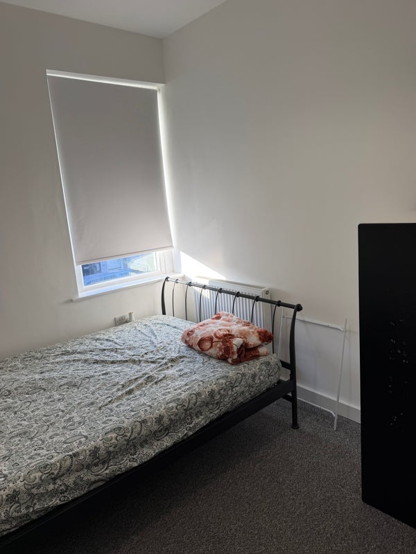 Room Hazelhurst Road in Cardiff