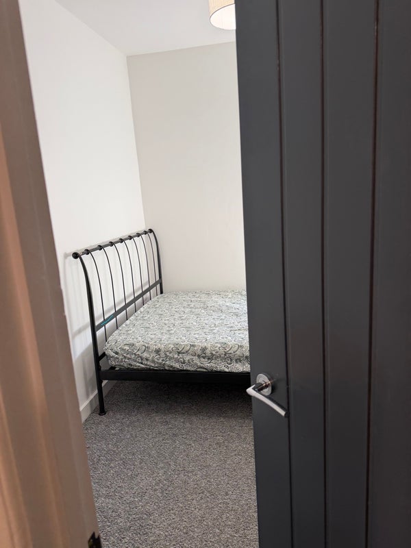 Room Hazelhurst Road in Cardiff