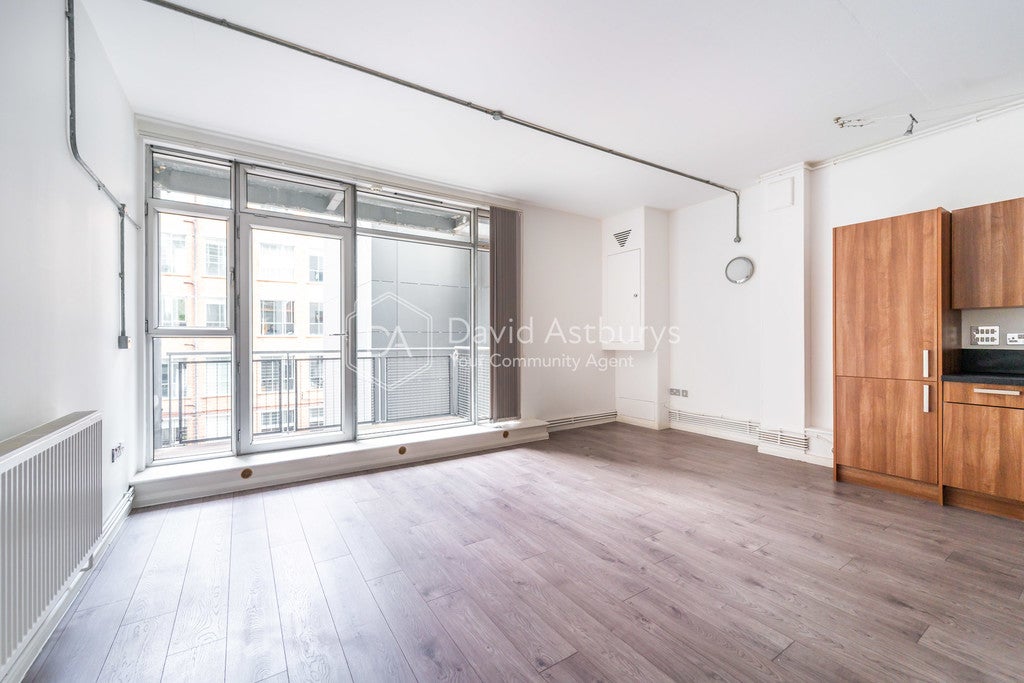 Flat Kingsland Road in Greater London