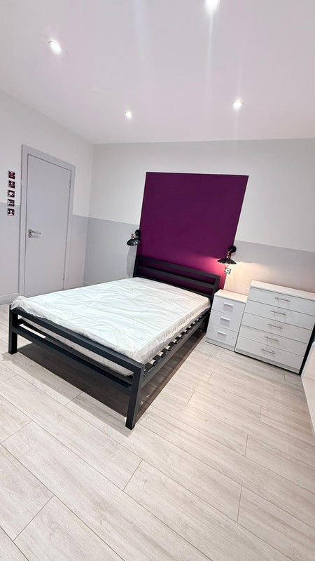 Room Westfield Road in Greater London
