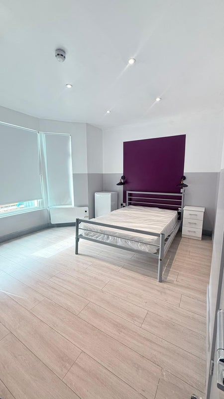 Room Westfield Road in Greater London