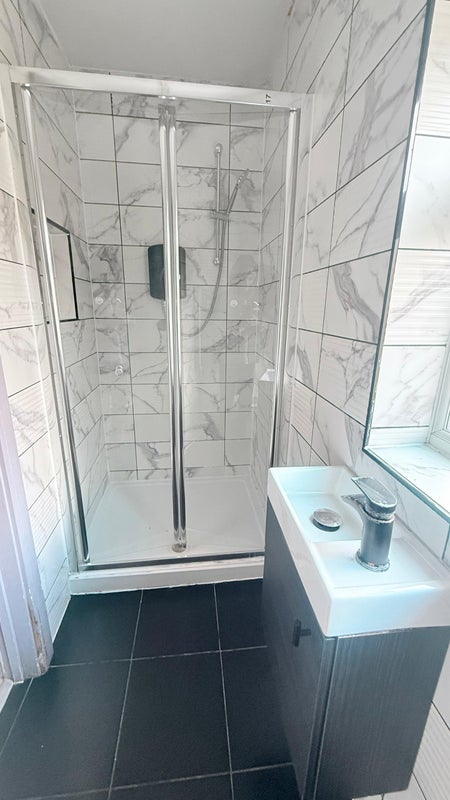 Room Westfield Road in Greater London