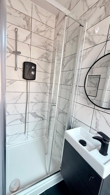 Room Westfield Road in Greater London