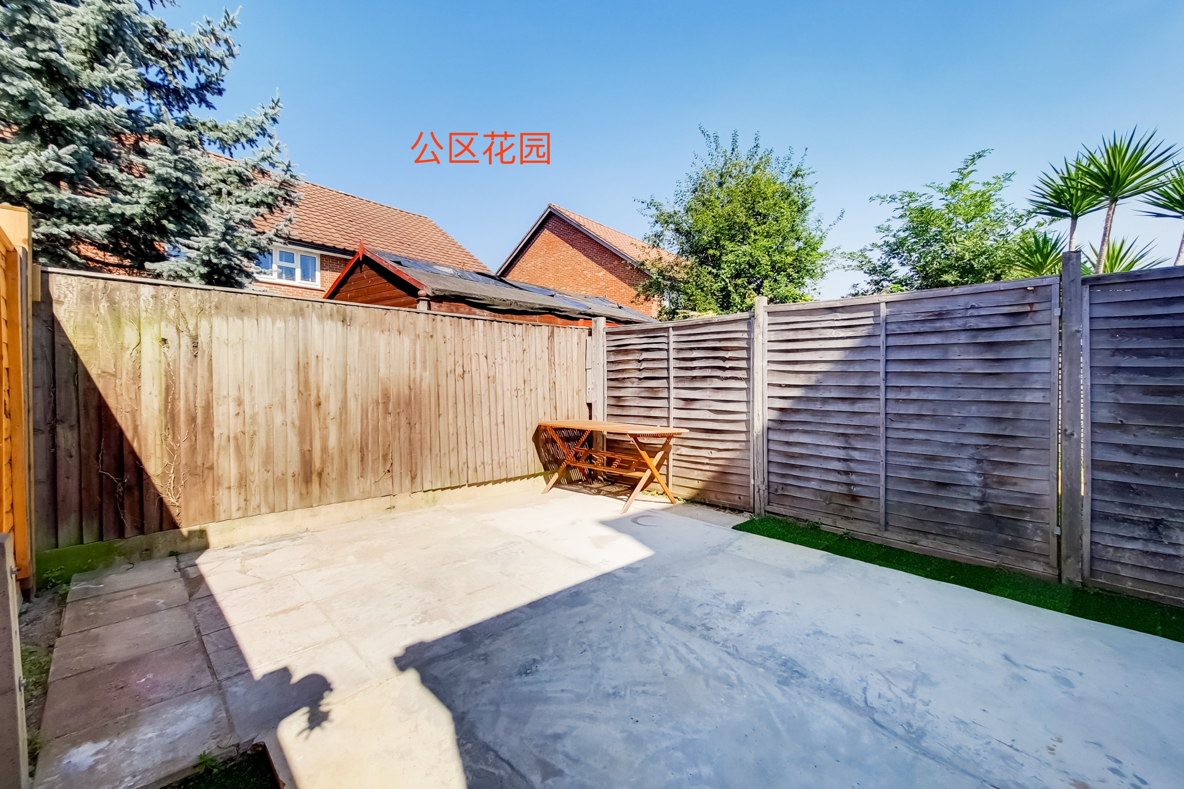 Flat Hardman Road in Greater London