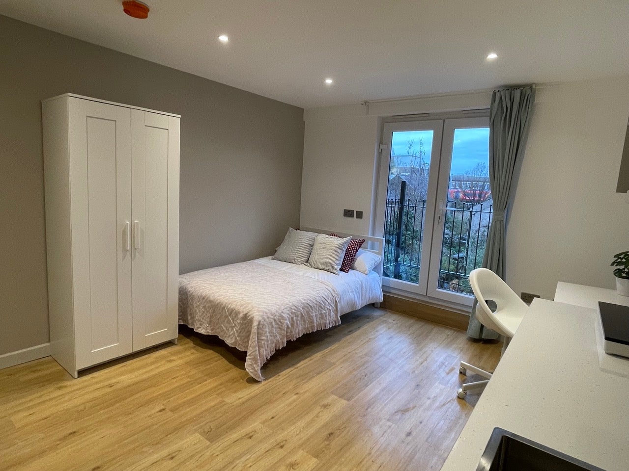 Flat Hardman Road in Greater London