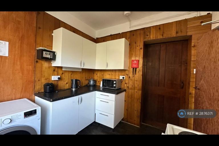 Room Wyvern Road in Greater London