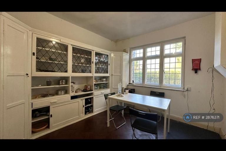 Room Wyvern Road in Greater London