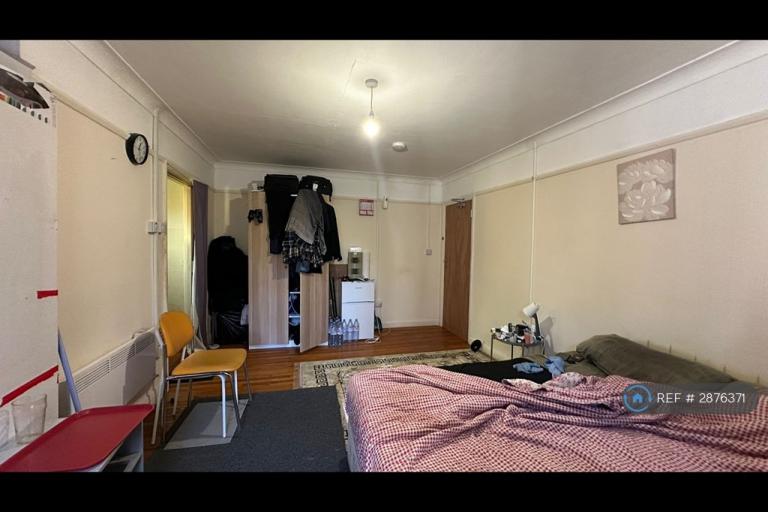 Room Wyvern Road in Greater London