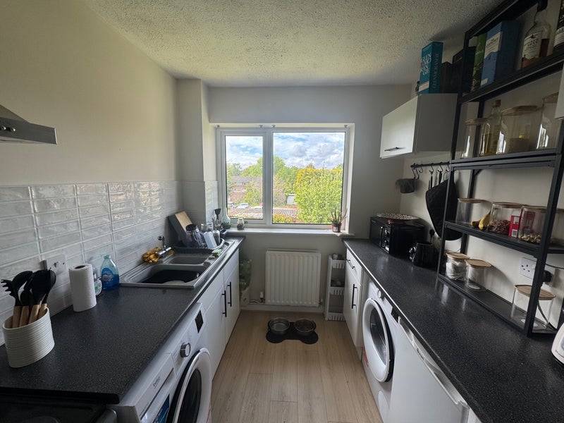 Room Merryfield Close in Metropolitan Borough of Solihull