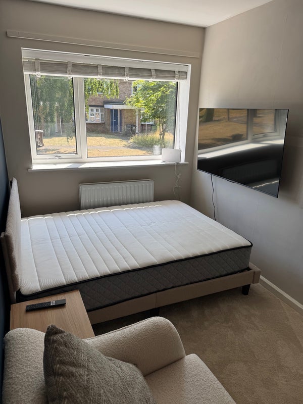 Room Merryfield Close in Metropolitan Borough of Solihull