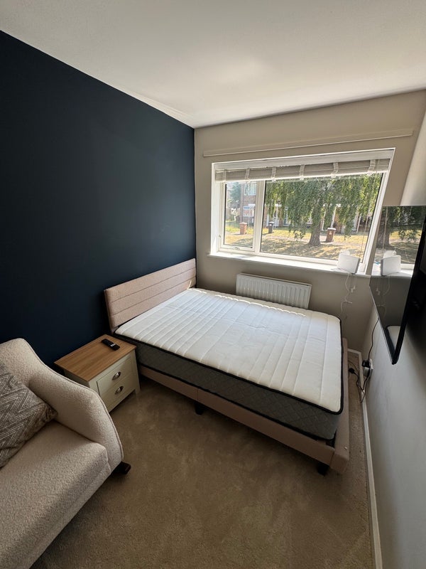 Room Merryfield Close in Metropolitan Borough of Solihull