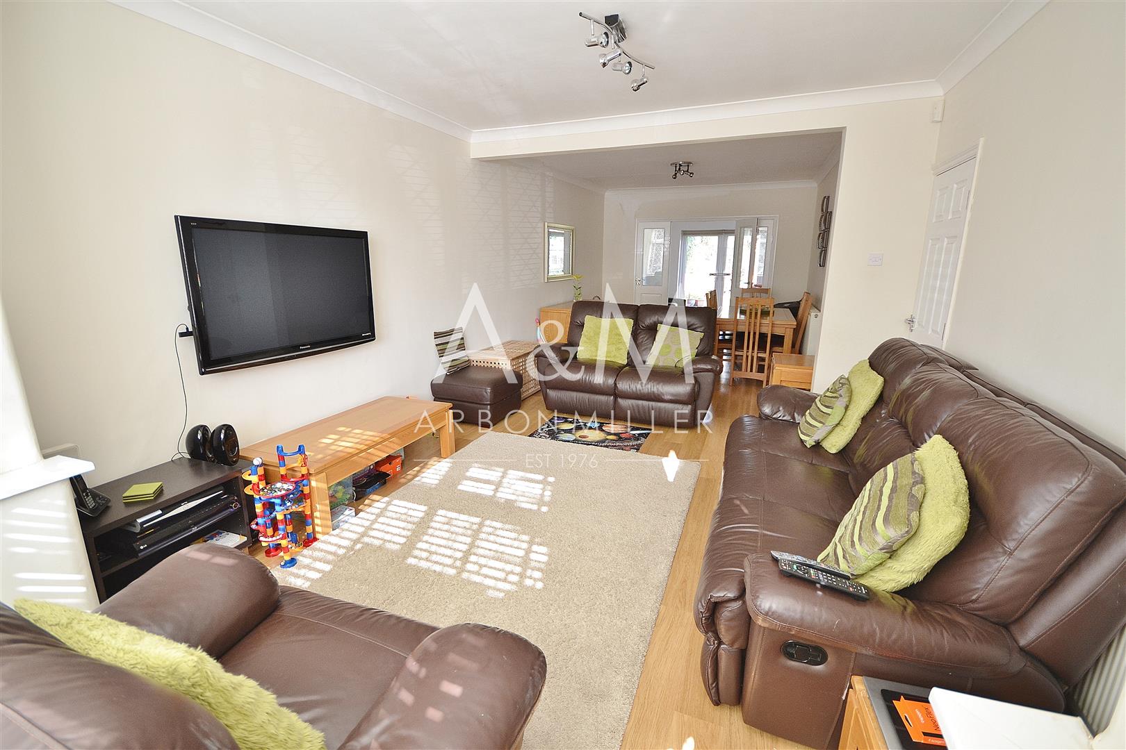 Room Queenborough Gardens in Greater London