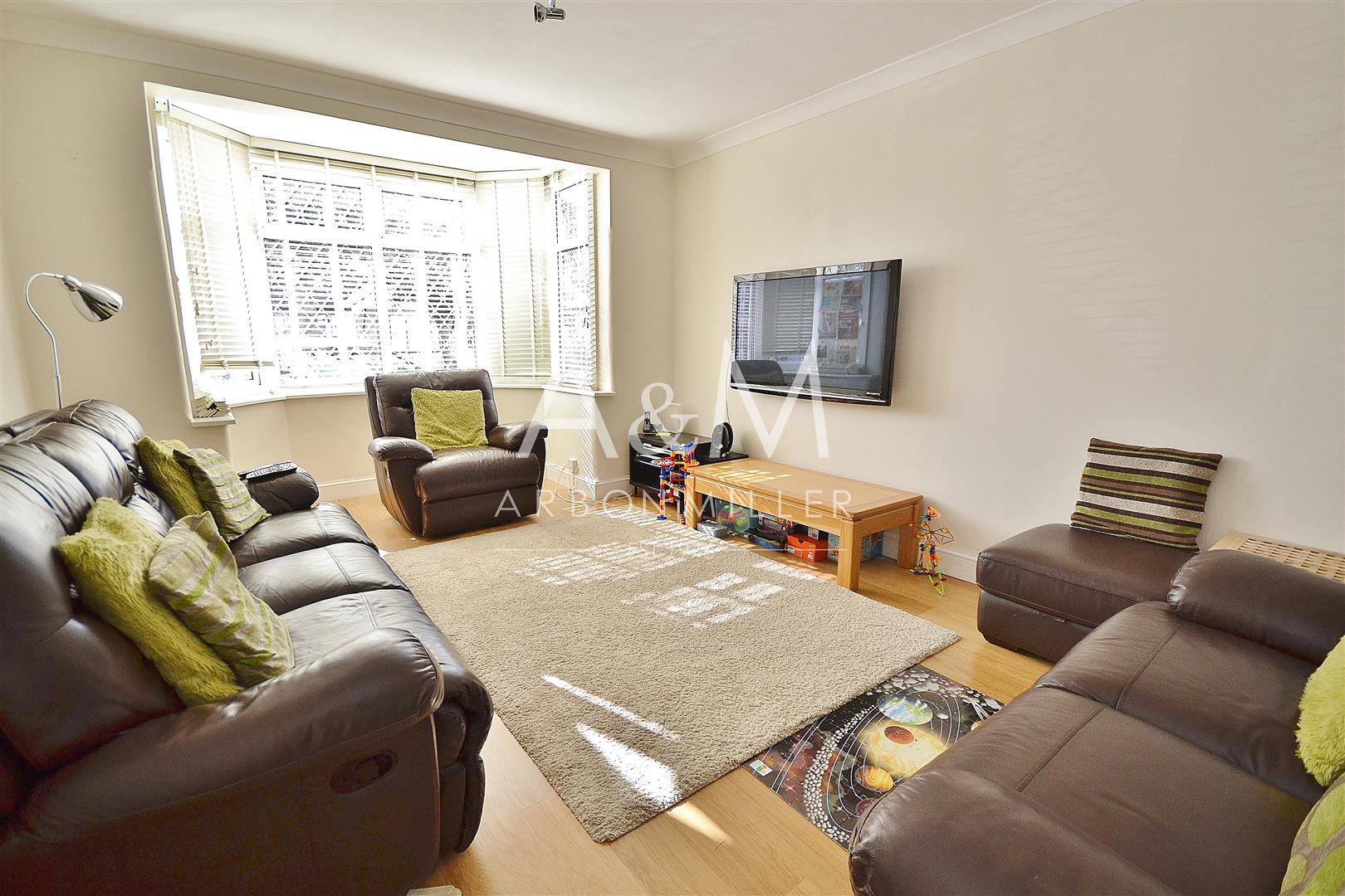 Room Queenborough Gardens in Greater London