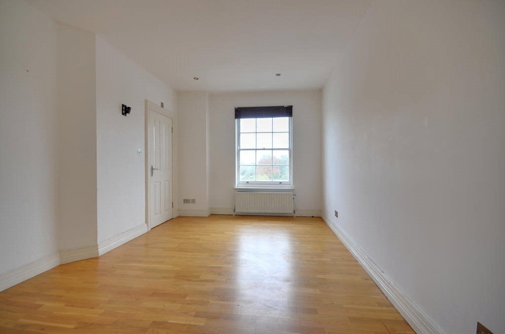 Flat Harlington Road in Greater London