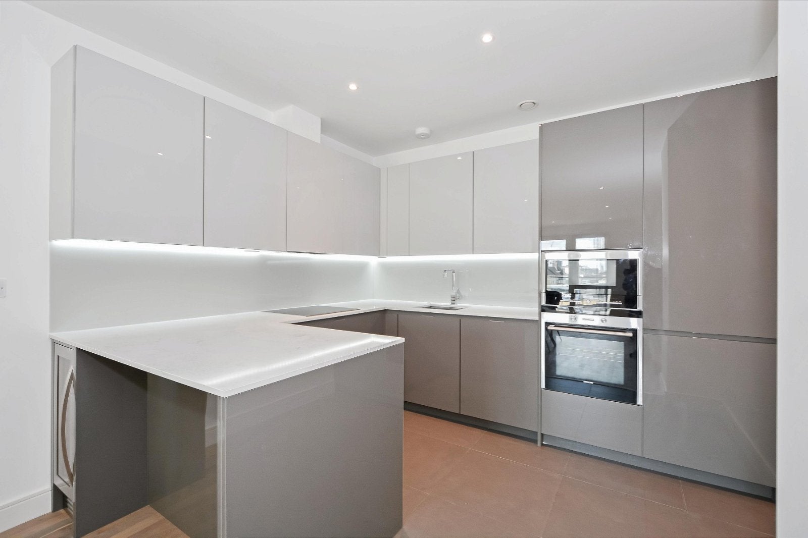 Flat Juniper Drive in Greater London