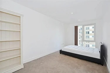 Flat Juniper Drive in Greater London