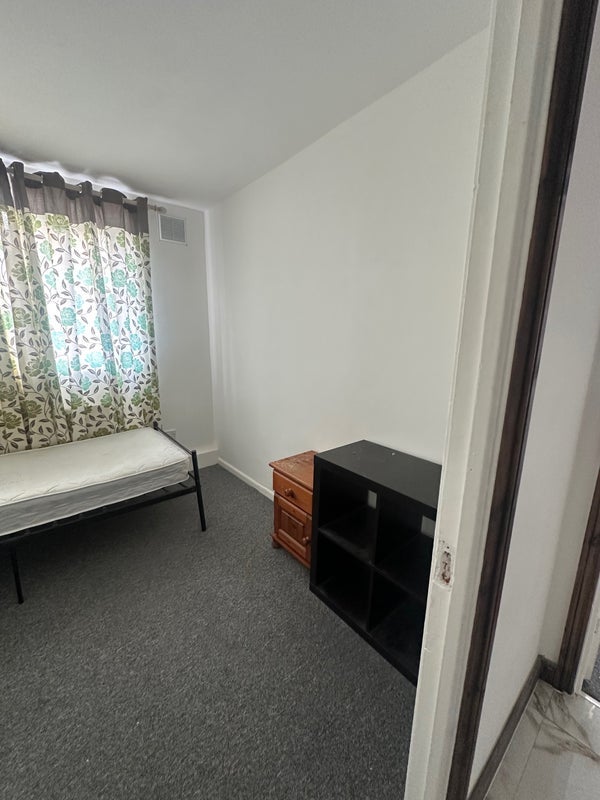 Room Belthorn Crescent in Greater London