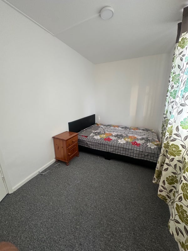 Room Belthorn Crescent in Greater London
