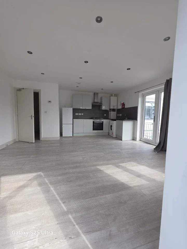 Flat Norbury Road in Greater London