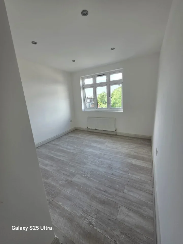 Flat Norbury Road in Greater London