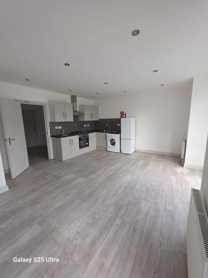 Flat Norbury Road in Greater London