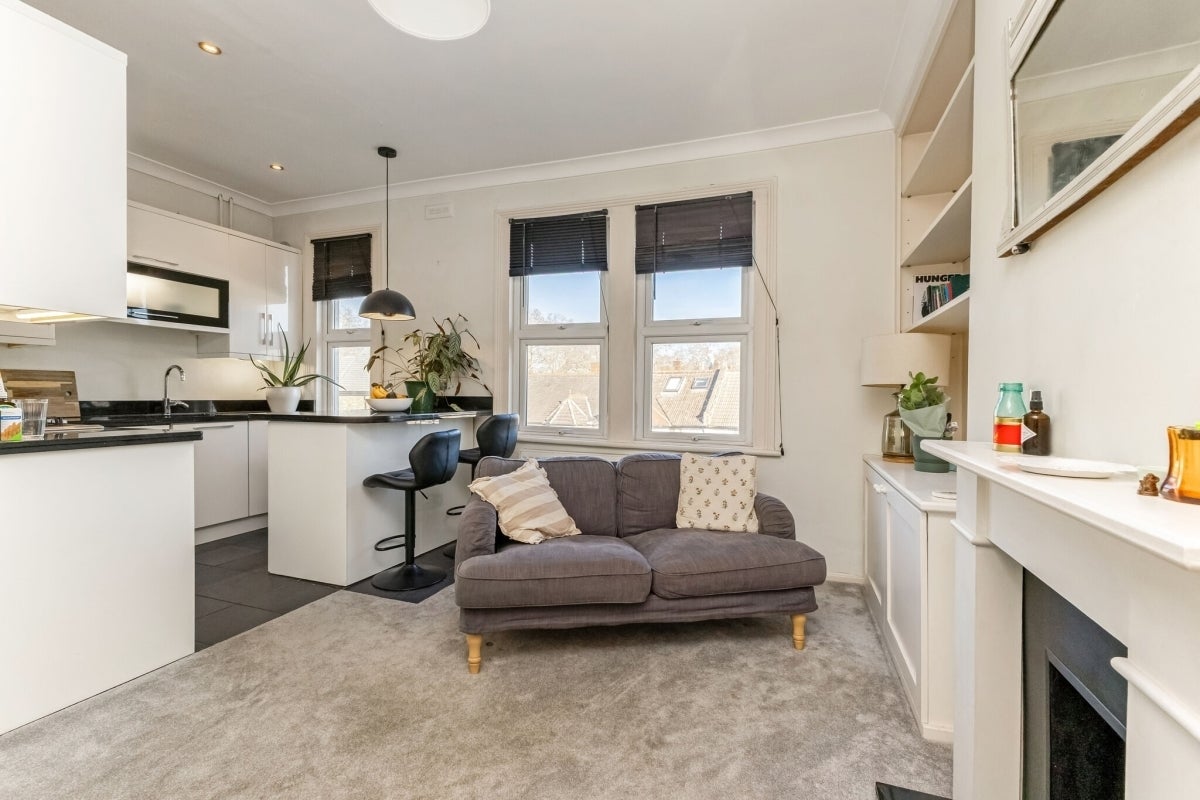 Flat Worlingham Road in Greater London