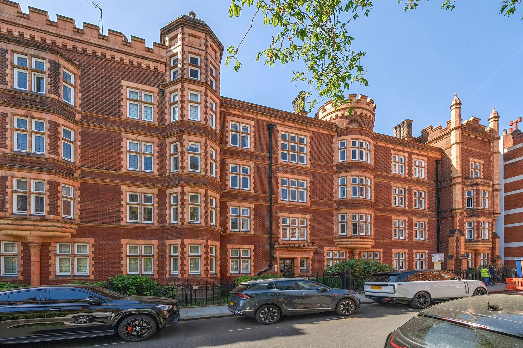 Flat Young Street in Greater London