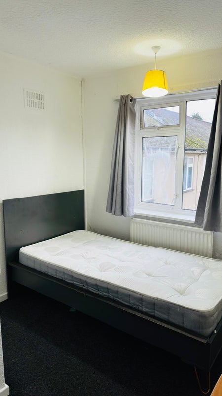 Room Millfields Close in Greater London