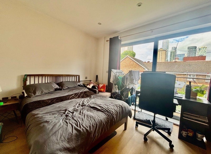 Room Tiller Road in Greater London